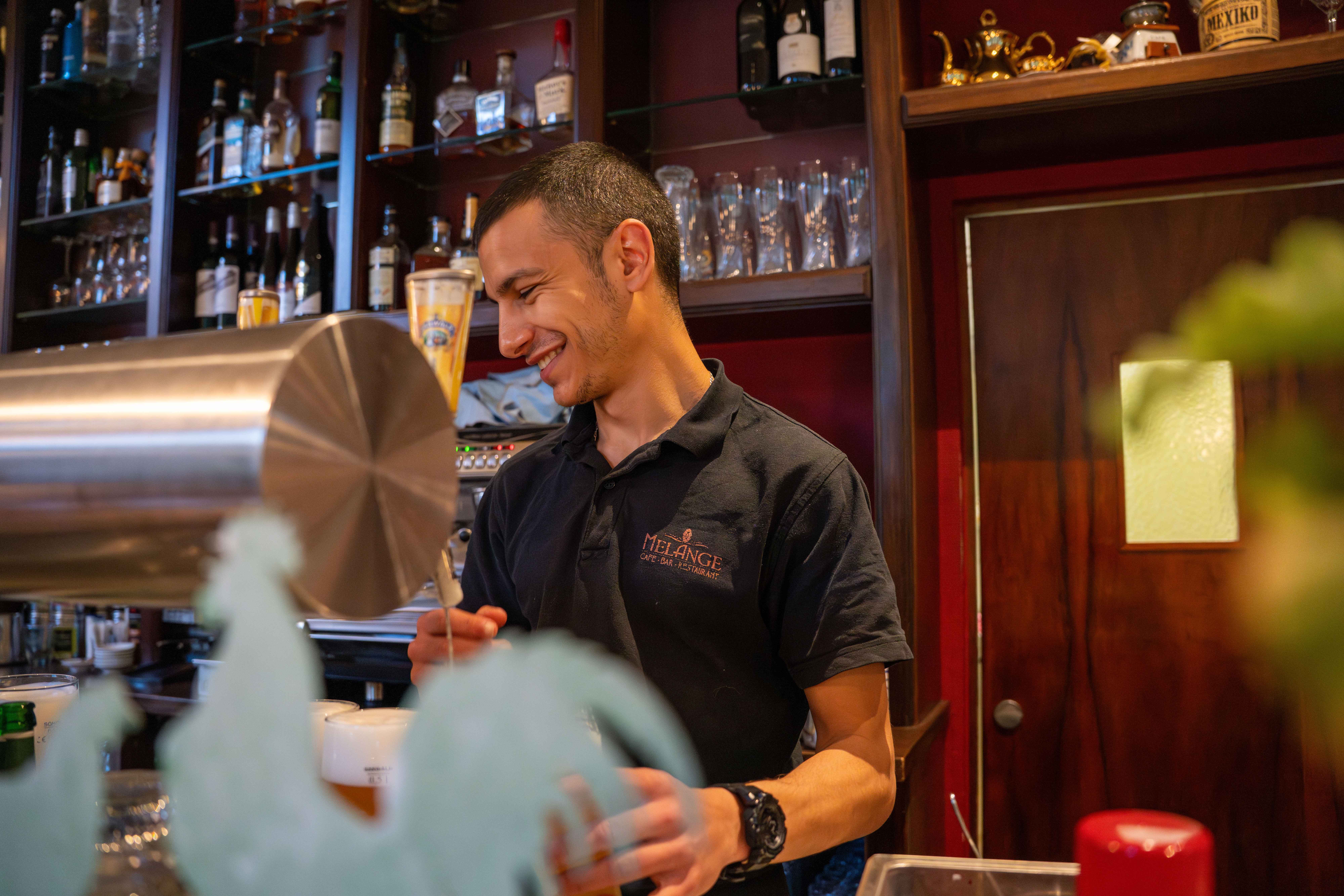 Aufmerksamer Bartender-Service in der Bad Wildbad Bar Melange im Schwarzwald
