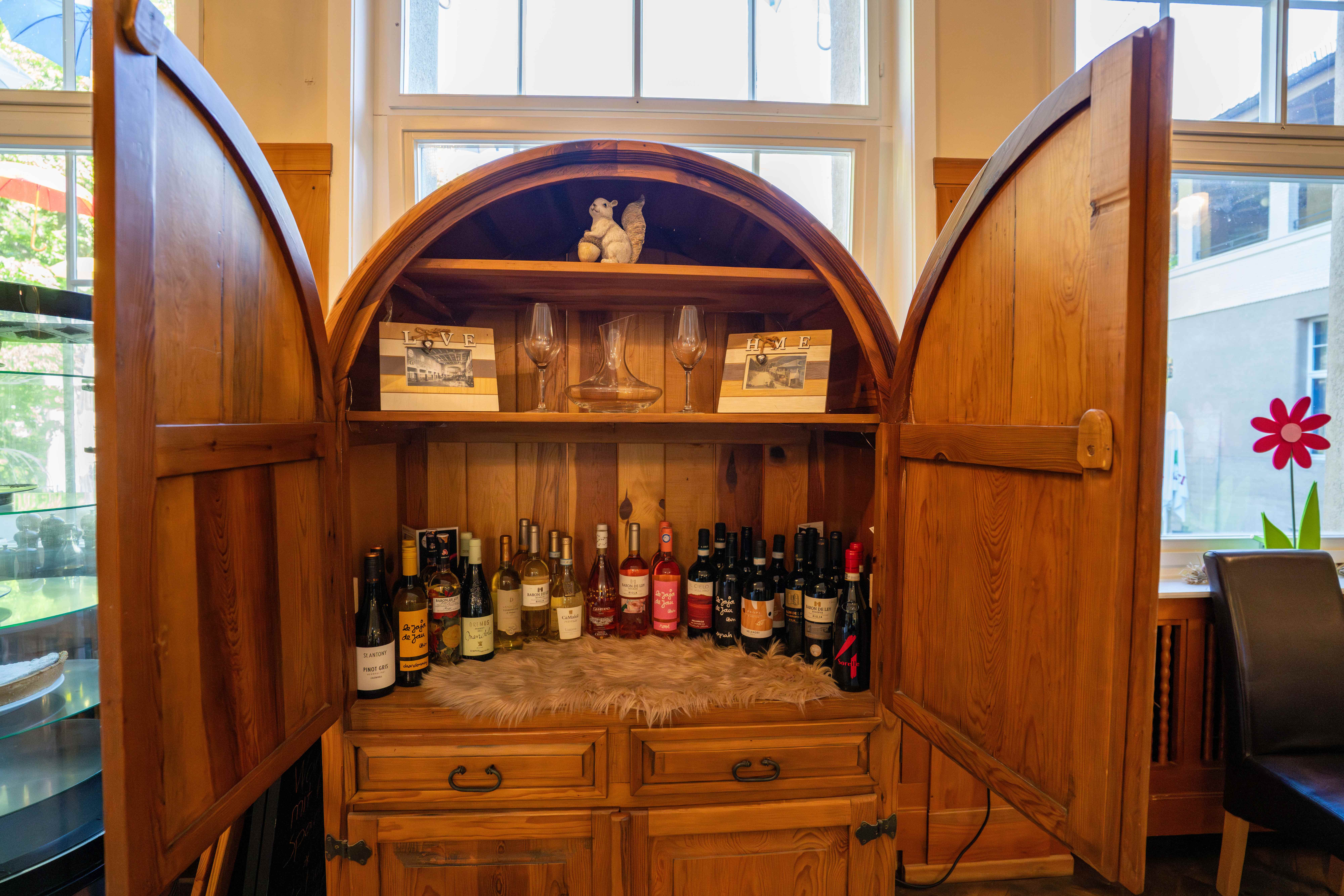 Edle Weinsammlung im Holzschrank der Bad Wildbad Bar Melange