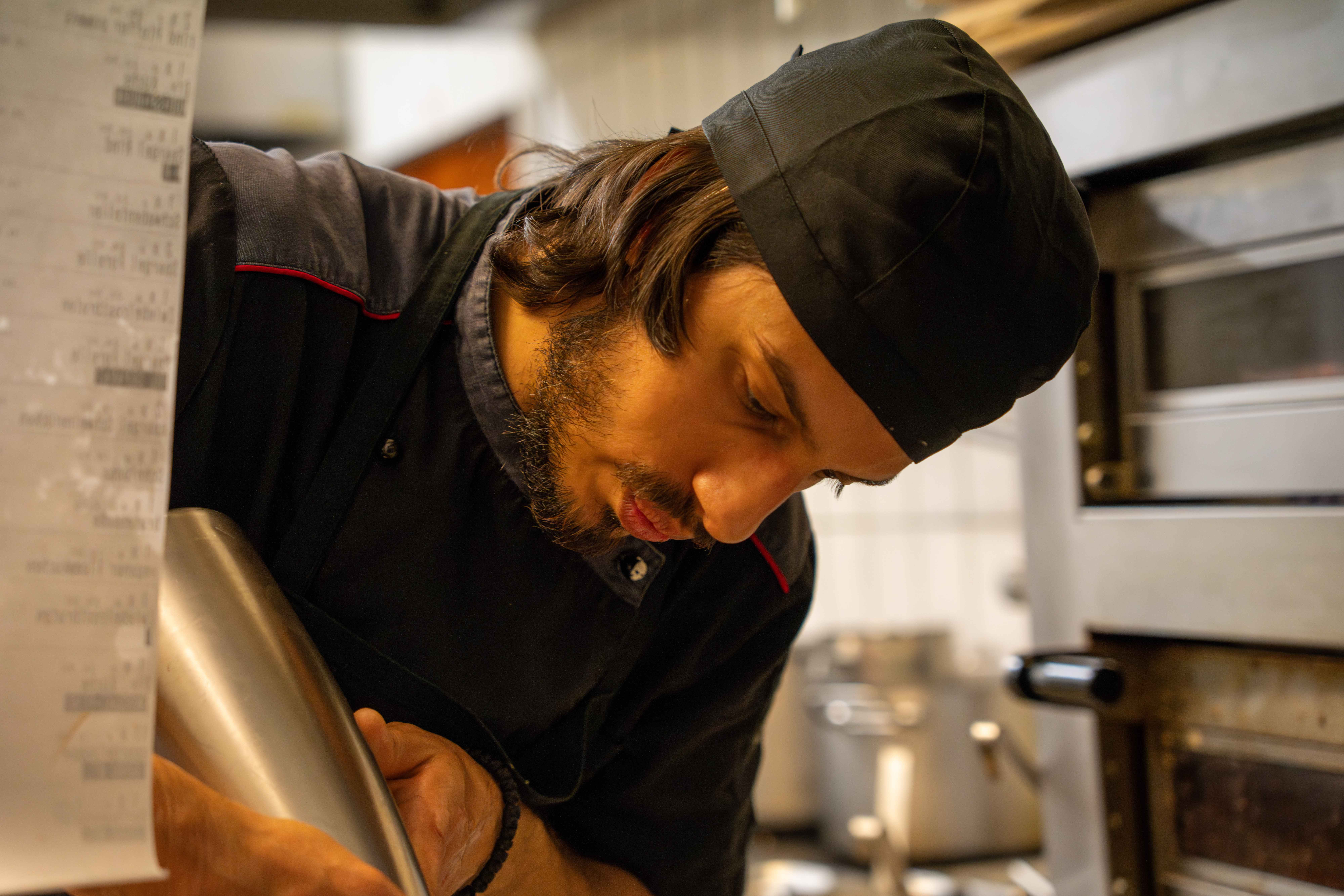 Erfahrener Küchenchef in der professionellen Küche der Eventlocation Schwarzwald Melange